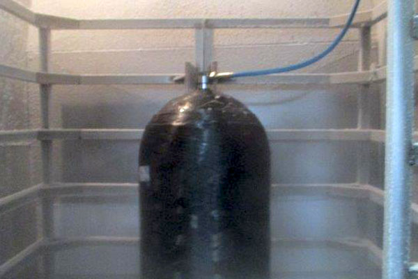 氢气瓶进行低温压力循环试验现场2